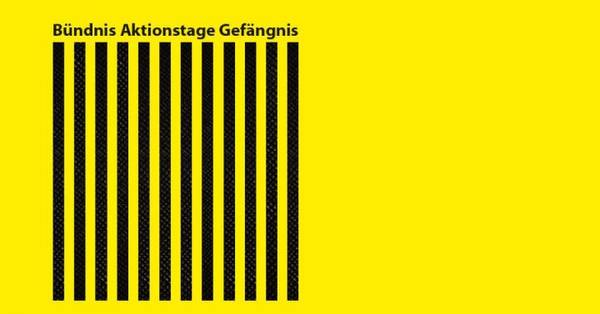 Schwarze vertikale Balken auf gelbem Hintergrund mit dem Text 'Bündnis Aktionstage Gefängnis' oben links